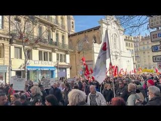 Le cortège s’élance sur le Vieux-Port de Marseille