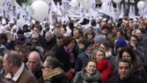 Francesi ancora in piazza contro riforma delle pensioni