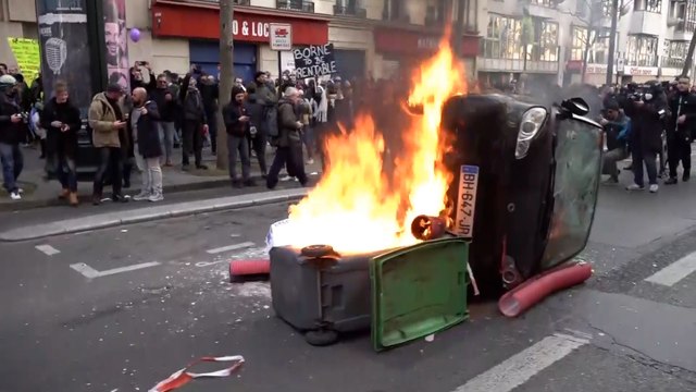 Voiture brûlée, abris-bus vandalisés... Des heurts éclatent en marge de la manifestation contre la réforme des retraites