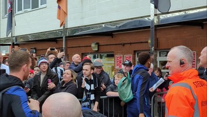 Descargar video: Newcastle United head coach Eddie Howe gets warm reception on Bournemouth return