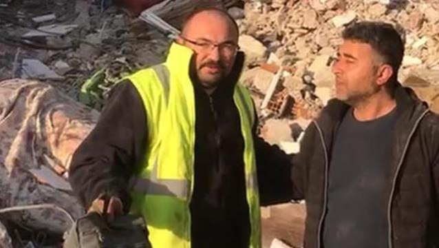 Enkazdan bulduğu 500 bin TL'lik altın dolu çantayı sahibine teslim etti