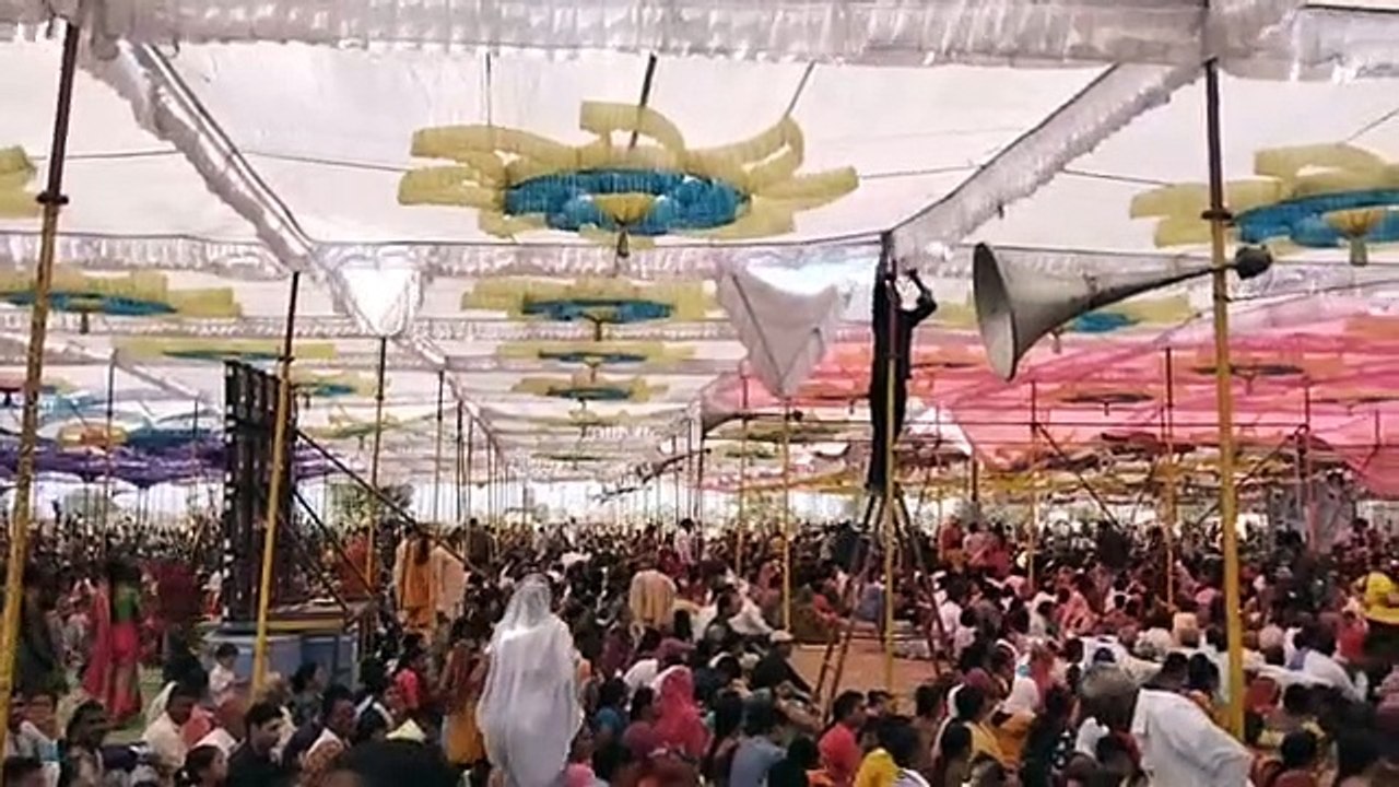 Video: Pandit Pradeep Mishra's story pandal collapses, 6 devotees inju