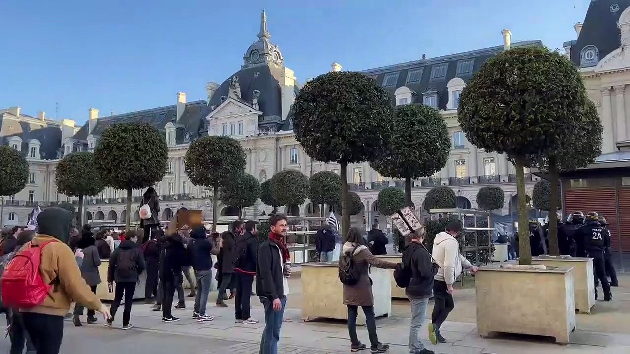 Jet d'un cocktail molotov sur un CRS lors de la manifestations contre la réforme des retraites à Rennes ce samedi 11 février 2023 (Auteur  : Romain Fargeaud)