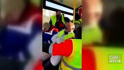 Onlar depremin kahramanları! İki enkaz arasında dinlenebiliyorlar...