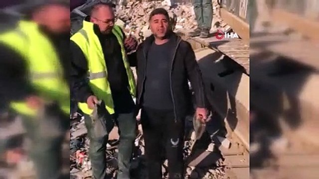 Enkazdan bulduğu 500 bin TL’lik altın dolu çantayı sahibine teslim etti
