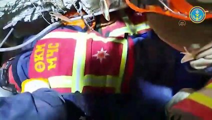 Kırgız ekipler 135 saat sonra enkaz altındaki 22 yaşındaki kadını kurtardı