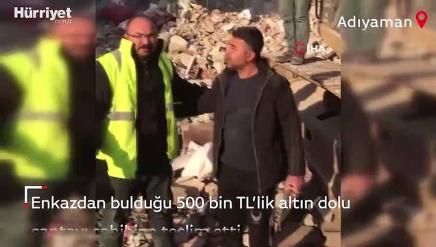 Enkazdan bulduğu 500 bin TL’lik altın dolu çantayı sahibine teslim etti