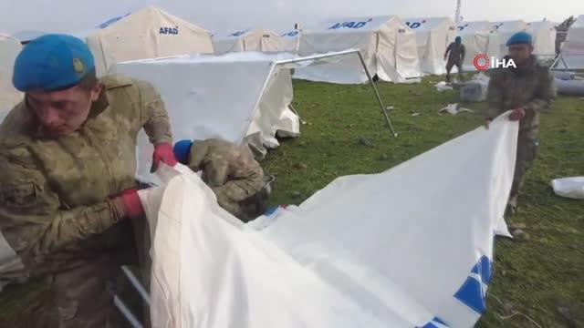 MSB: Mehmetçik 25 çadır kentte toplam 3 bin 500 çadırın kurulmasına katkıda bulundu