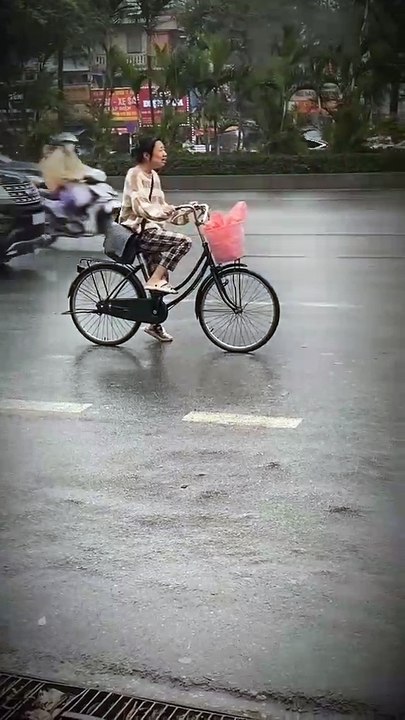 Cô gái đứng bật khóc giữa đường khiến nhiều người đồng cảm