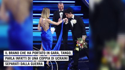 Sanremo, Tananai sul palco con una rosa gialla e una blu: l'ambasciata ucraina lo ringrazia