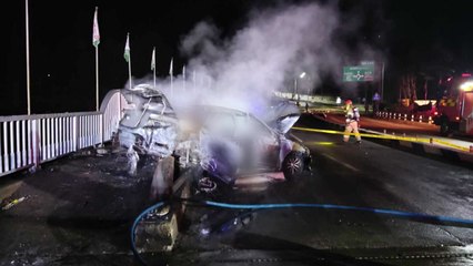 평창서 차량 가드레일 충격 후 전소...5명 모두 숨져 / YTN