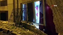 Fatih’te el freni çekilmeyen otomobil çarptığı evin duvarını yıktı