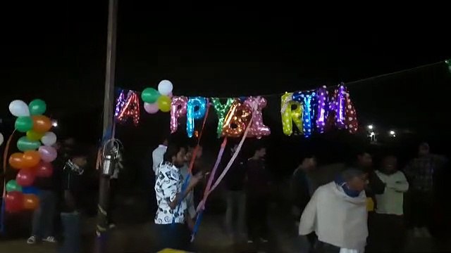 आतिशबाजी के बीच केक काटकर मनाया भैंस का जन्मदिन