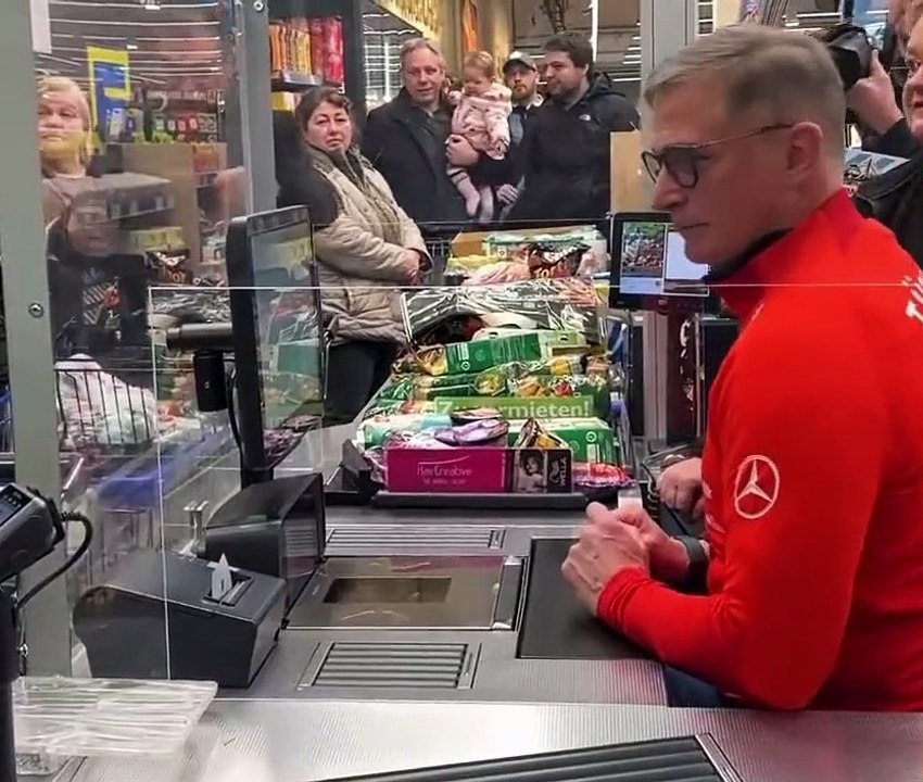 A Milli Takım Teknik Direktörü Kuntz, depremezedelere bağış toplamak için Almanya'da kasiyerlik yaptı