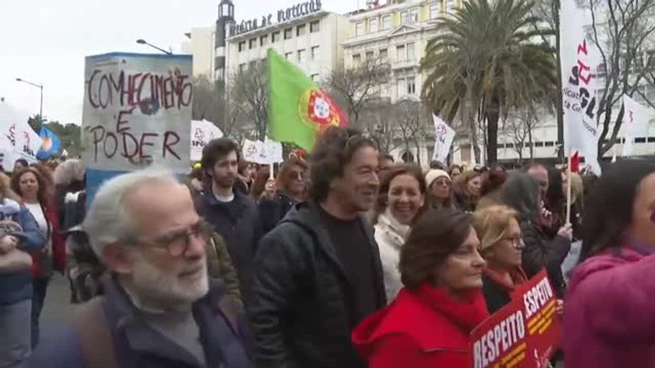 Los profesores de Portugal muestran su enfado e...