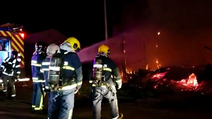 Fogo destrói barraco de madeira no Loteamento Barcelona