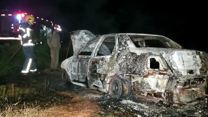 Veículo Siena fica destruído após incêndio na BR-277