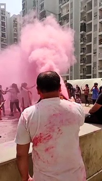 pedemilan  4 kg COLOUR  in extinguisher cylinder for making cloud,holi, celebration.
