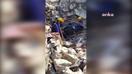 Depremin 151. ve 152. saatlerinde enkaz altından sağ çıkarıldılar
