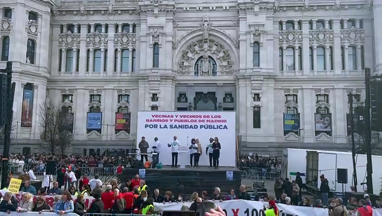 Las cuatro columnas de la manifestación por la sanidad pública confluyen en una Plaza de Cibeles abarrotada