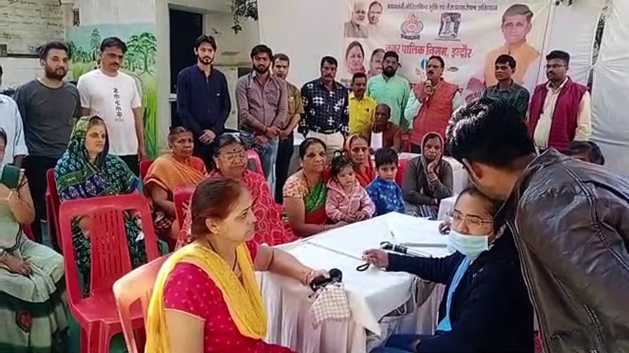 स्वास्थ्य शिविर में जांच कराकर ली स्वास्थ्य की जानकारी