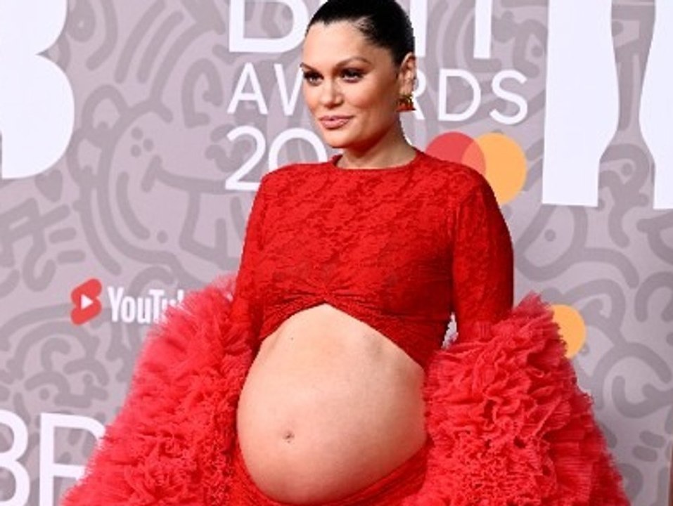Brit awards: sängerin jessie j präsentiert stolz ihren babybauch
