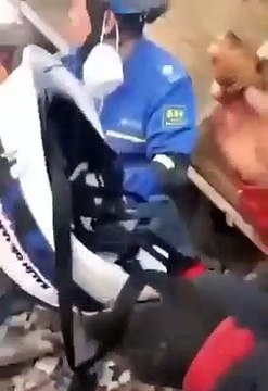 Deprem felaketinin ardından yardıma gelen Çinli arama kurtarma görevlisine otlu peynir ikram ettiler