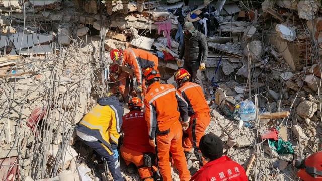 Çinli Kurtarma Ekibi Hatay'da Enkaz Arasında Yaşam İzi Aramayı Sürdürüyor