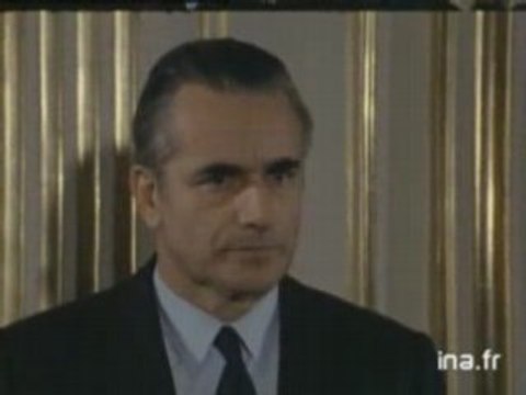 Chaban-Delmas visite les bidonvilles