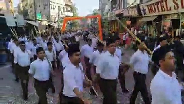 VIDEO: स्वयंसेवकों ने नगर में निकाला पथ संचलन, कई जगह पुष्पवर्षा