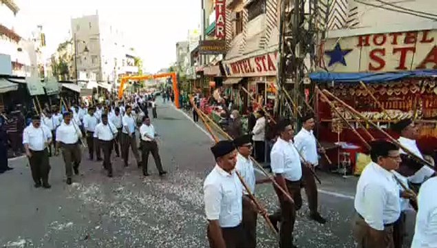 VIDEO: स्वयंसेवकों ने नगर में निकाला पथ संचलन, कई जगह पुष्पवर्षा