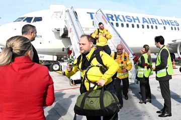 ALMAN ARAMA-KURTARMA EKİBİ İSTANBUL'DA ÇİÇEKLERLE KARŞILANDI