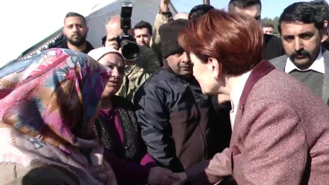 Meral Akşener, Nurdağı'nda Çadırkenti Ziyaret Etti… Akşener'in Dinlediği Depremzede: "Yiyecek Konusunda Bir Sıkıntı Yok. Bizim İstediğimiz Temizlik"