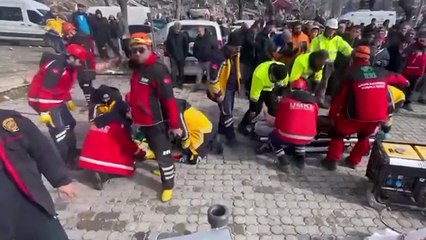 İHH 3 bin 83 kişilik ekibiyle deprem bölgesinde