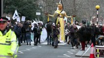 شاهد: أنصار جوليان أسانج  يجوبون شوارع لندن بأزياء قضاة لهم أنوف مهرجين