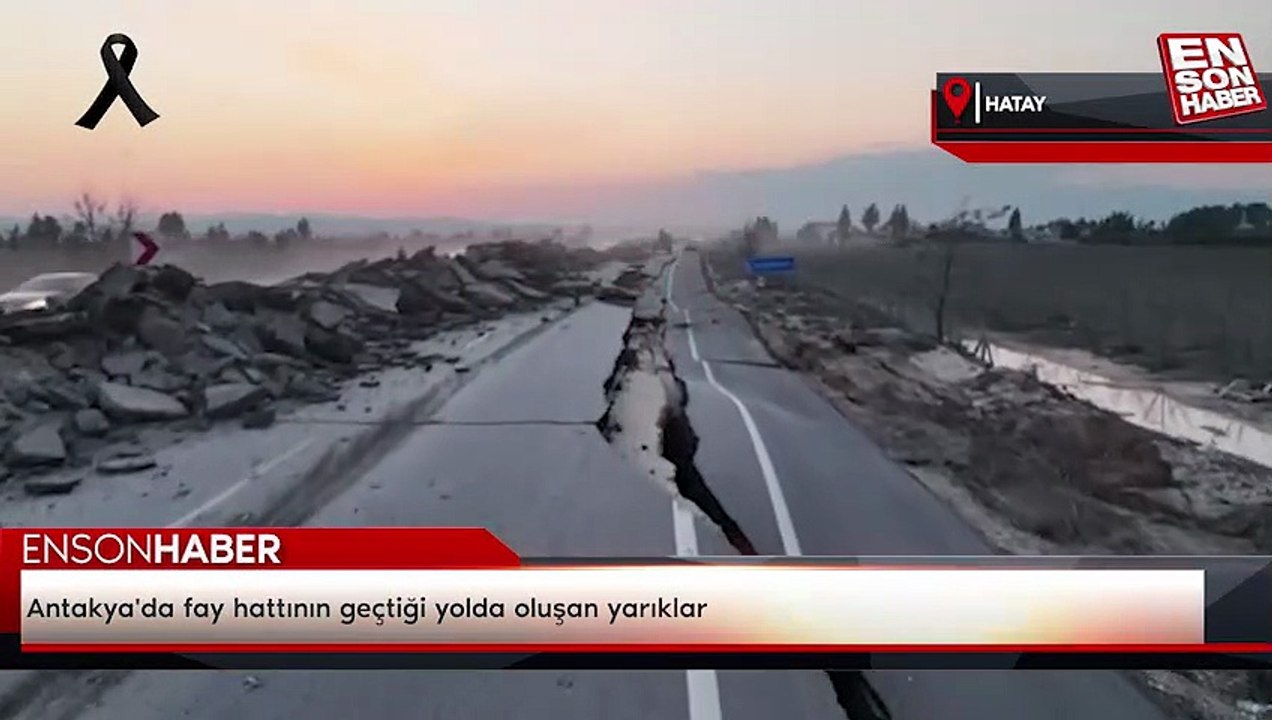 Antakya'da fay hattının geçtiği yolda oluşan yarıklar