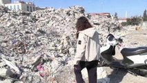 مأساة فتاة تركية تنتظر إنقاذ أمها وأختها من تحت أنقاض منزلهم الذي دمره الزلزال