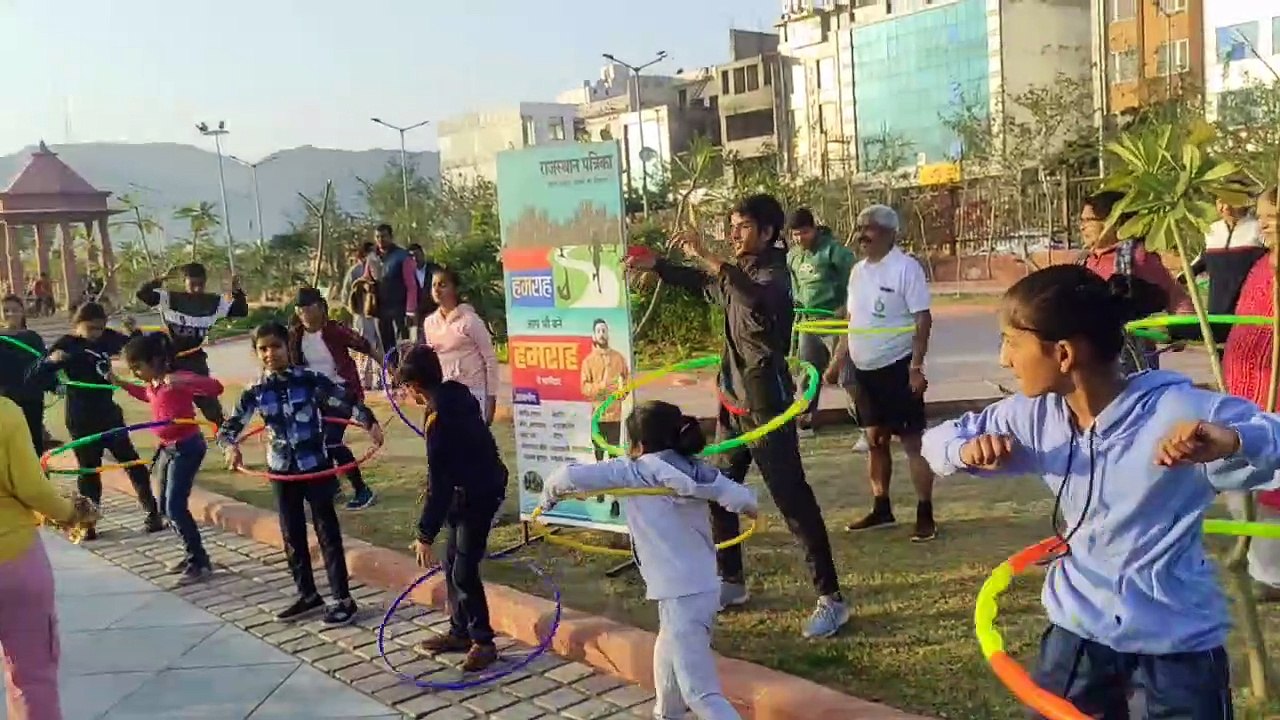 स्वयंसेवकों के पथ संचलन पर दरगाह के बाहर बरसाए गए फूल