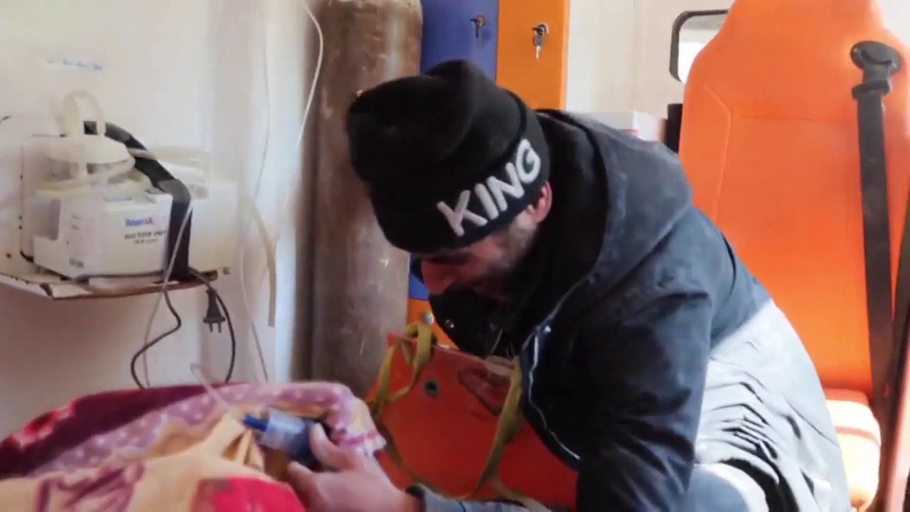 بعدما أبلغوه بموتها.. سوري يتحول لطفل من الفرح بعد علمه بأن أمه ما زالت حية