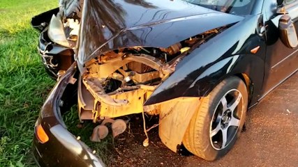 Forte colisão entre carro e poste é registrada às margens da BR-277