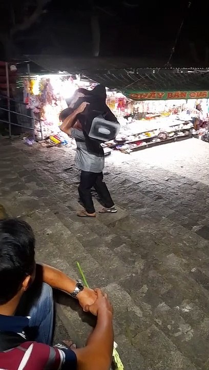 Người đàn quặn gánh đôi vai, vác cây đá lên núi bà Đen lúc 4h: Tất cả vì mưu sinh