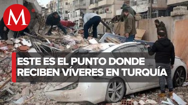 Soldados turcos transportan víveres a las zonas más afectadas de Turquía