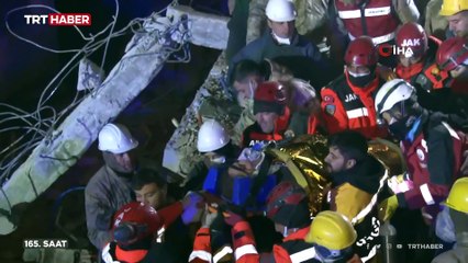 7. günde yeni mucize: 165. saatte enkazdan çıkarıldı