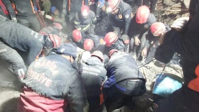 Adıyaman’da depremin 166’ncı saatinde enkazdan mucize kurtuluş