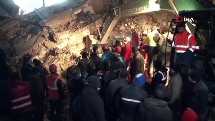 Enkaz alanında deprem paniği kamerada