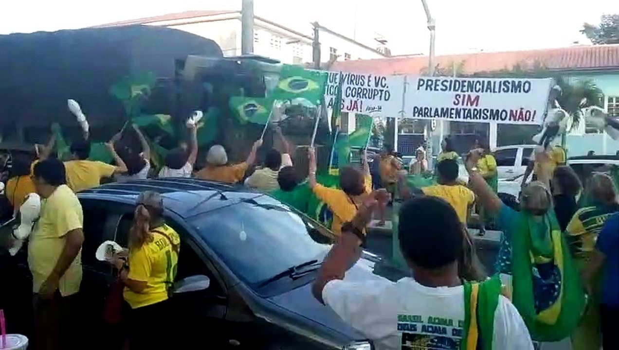 O povo aplaudindo o Exército Brasileiro