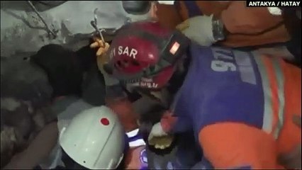 167 saat sonra kurtarıldı, enkazdan yürüyerek çıktı