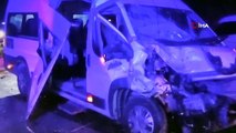 Servis minibüsü saman yüklü kamyonetle çarpıştı: 10 yaralı