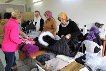 Amasyalılar depremzedeler için kıyafet ve battaniye dikiyor