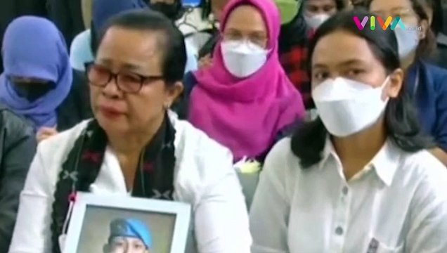 Tangis Ibu Brigadir J Peluk Foto Sang Putra di Sidang Sambo